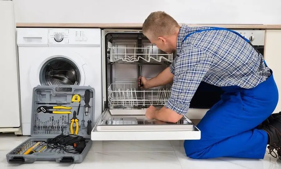 Pamukova Whirlpool servisi teknisyen ekibi beyaz eşya tamiri yaparken